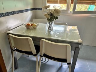 Mesa y 4 sillas de cocina