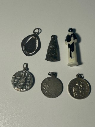 4 medallas religiosas y 2 figuras
