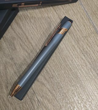 Elegante bolígrafo gris mate y oro rosa