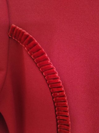 Vestido fiesta rojo con adornos