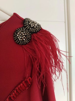 Vestido fiesta rojo con adornos
