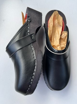 Zuecos negros de cuero unisex