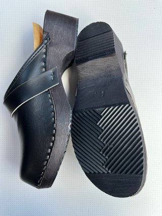 Zuecos negros de cuero unisex