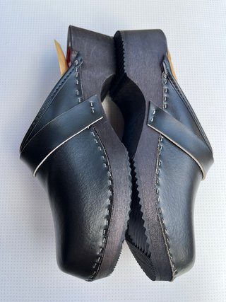 Zuecos negros de cuero unisex