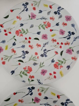 Platos de porcelana con flores multicolor