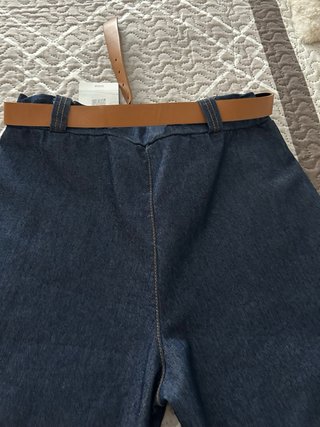 Pantalón vaquero ancho nuevo con cinturón