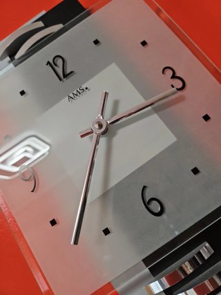 Reloj AMS moderno