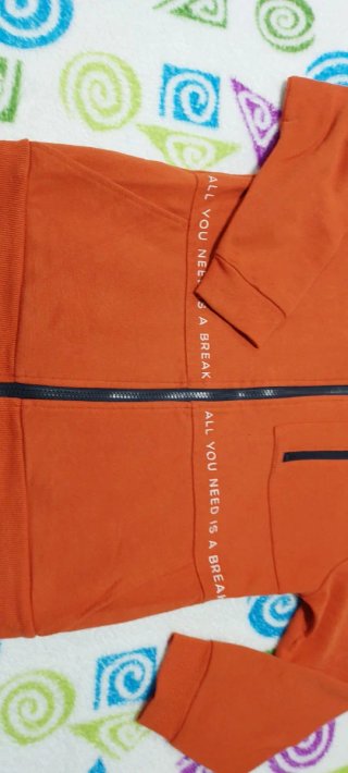 Conjunto niño pantalón gris y sudadera naranja