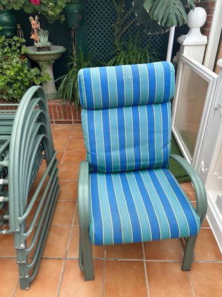Mesa y 6 sillones de jardín