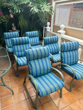 Mesa y 6 sillones de jardín