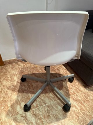 Silla giratoria blanca con ruedas