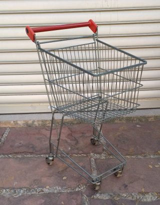Carro de supermercado metálico