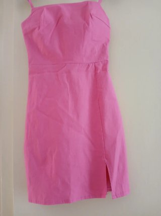 Abito rosa corto con spacco