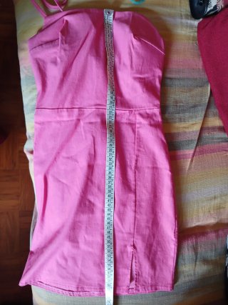 Abito rosa corto con spacco