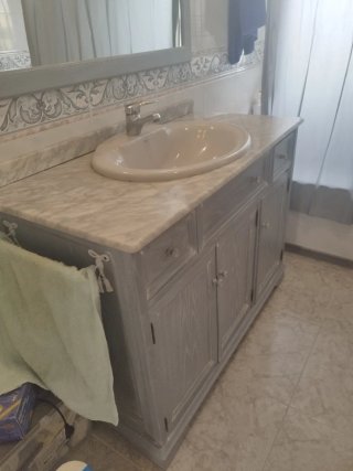 Mueble de baño y espejo gris y blanco