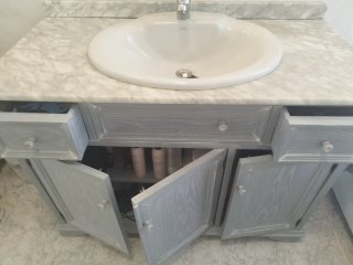 Mueble de baño y espejo gris y blanco