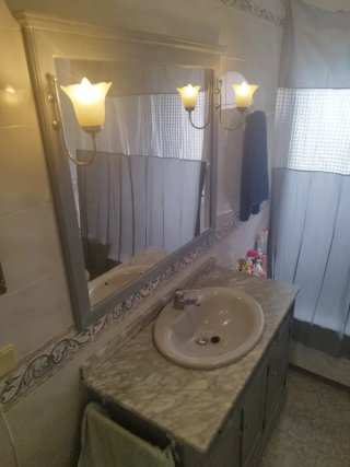 Mueble de baño y espejo gris y blanco