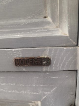 Mueble de baño y espejo gris y blanco