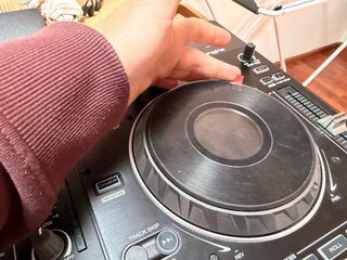 Controladora DJ Denon Prime 2 en su caja