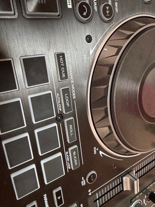 Controladora DJ Denon Prime 2 en su caja