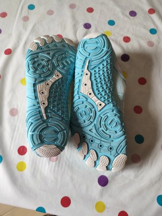 Zapatillas deportivas blancas y azules