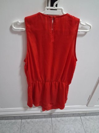 Blusa roja sin mangas