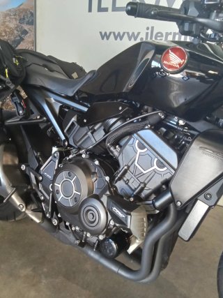 Honda CB1000R Negra con Maletas Givi