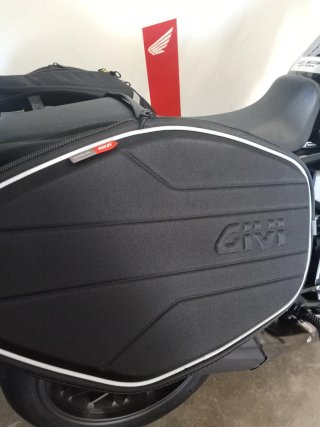 Honda CB1000R Negra con Maletas Givi