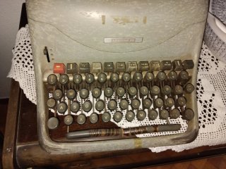 Máquina de escribir Hispano Olivetti antigua