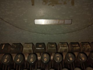 Máquina de escribir Hispano Olivetti antigua