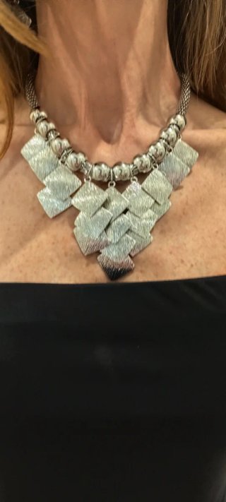 Collar y pendientes plateados