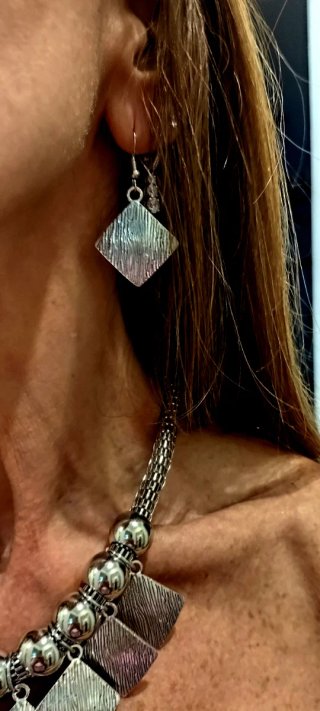 Collar y pendientes plateados