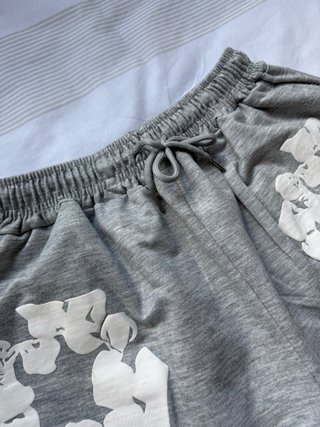Denim Tears Shorts Grises con Estampado Blanco