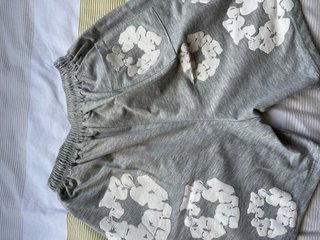 Denim Tears Shorts Grises con Estampado Blanco