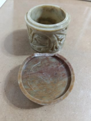Cajas de piedra talladas o con incrustaciones