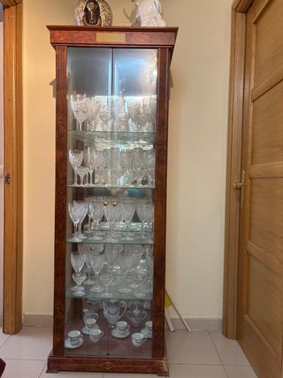 Vitrina de madera y cristal