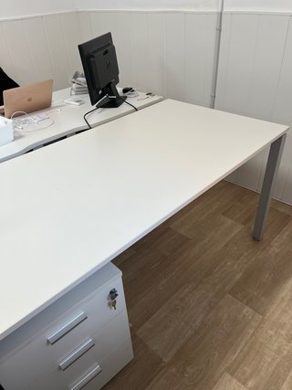 Mesa de oficina blanca tamaño 160x80 cm