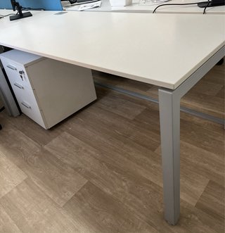 Mesa de oficina blanca tamaño 160x80 cm