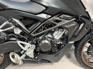 Honda CB 125 R ABS Negra y Dorada