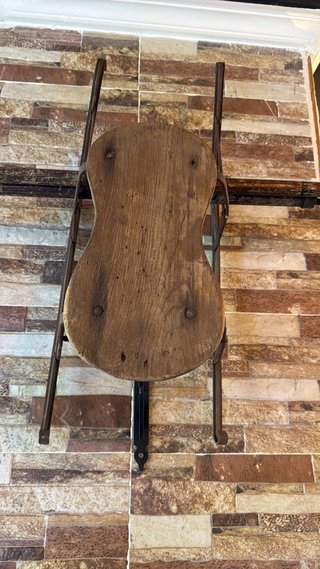 Trineo infantil antiguo de madera y metal