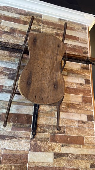 Trineo infantil antiguo de madera y metal