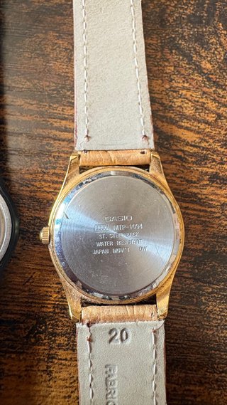 Reloj Casio Quartz Negro y Dorado