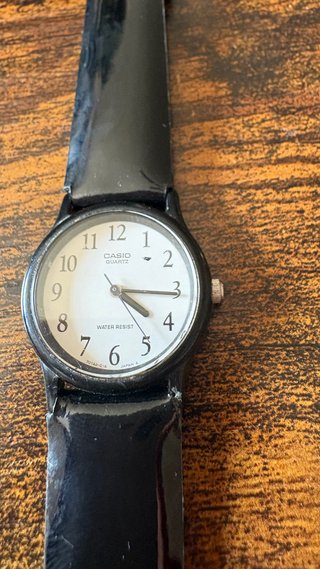 Reloj Casio Quartz Negro y Dorado