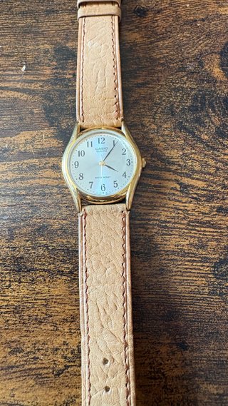 Reloj Casio Quartz Negro y Dorado