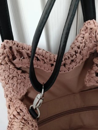 Bolso calado rosa.