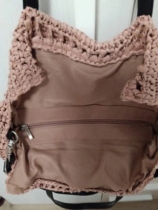 Bolso calado rosa.