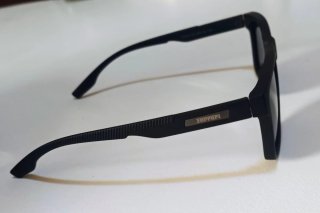 Gafas de sol polarizadas negras.