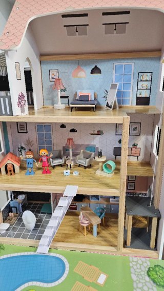 Casa de muñecas con figuras.