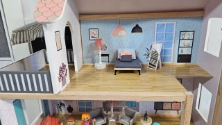 Casa de muñecas con figuras.