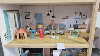 Casa de muñecas con figuras.